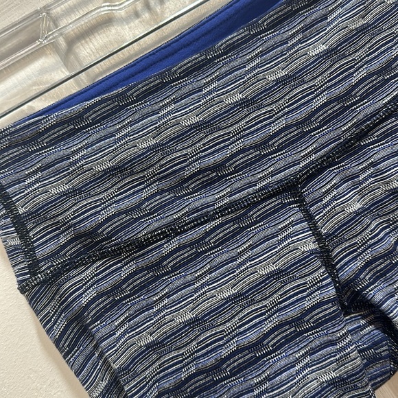 Lululemon Wunder Under Cyber blue size 4 EUC - Picture 3 of 4